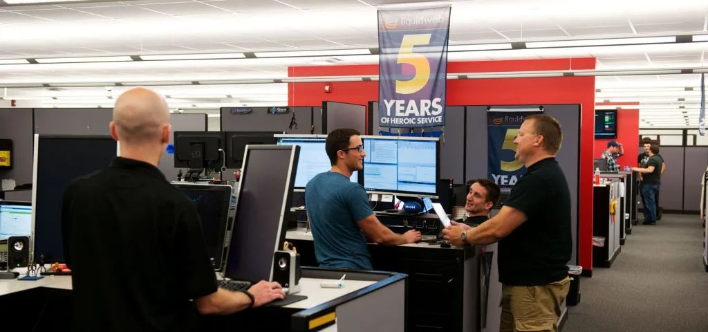 काम पर नायक.